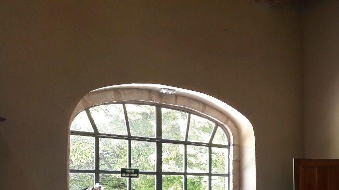 Toujours la Petite Salle à Manger (80 m2) avec vue sur la grande terrasse pavée et le parc du Château