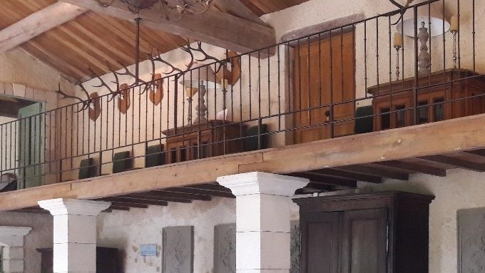 4 canapés sur roulettes permettant de les déplacer dans la pièce (pour créer des coins salons pour prendre un digestif et converser tranquillement).
3 armoires (avec cintres) sont à votre disposition pour des vestiaires.