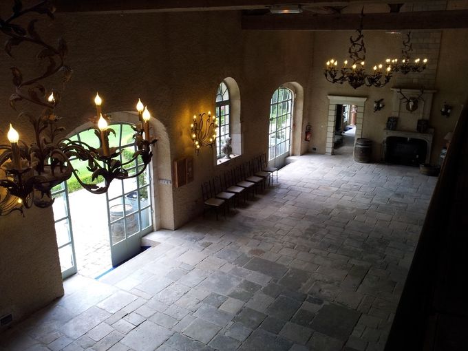 Vue depuis la longue mezzanine...
Larges baies vitrées donnant sur la terrasse : avec vue sur le parc du Château