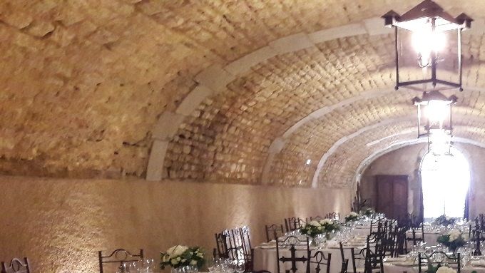 Très grande salle du Chai de 400m2, avec une grande baie vitrée en bout de salle : donnant sur un accès extérieur.