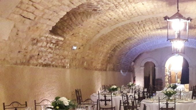 Très grande Salle du Chai 400m2 :

(50m de longueur x 8m de largeur = 400m2) 
avec une hauteur de 3,85m au centre de la voûte 
et 2.50m sur les côtés (au plus bas des voûtes).
