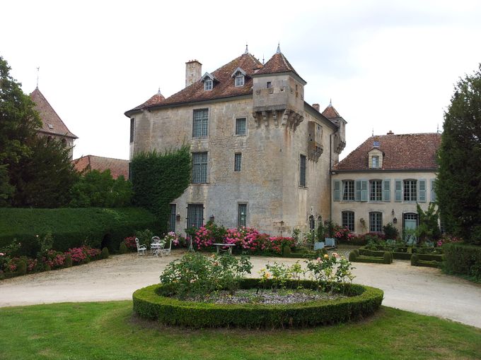 Le Château Fort = 2 suites parentales + 1 suite familiale = 6 personnes au total